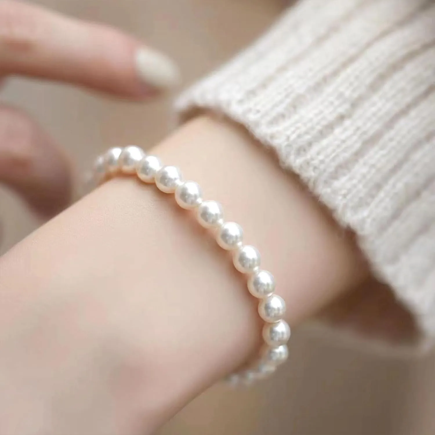 Pearl Bracelet Pearl Bracelets for Women Dainty Gold Charm Bracelet Pearl Hand Chain Bracelet Wedding Jewelry for Brides Bridesmaid Gifts